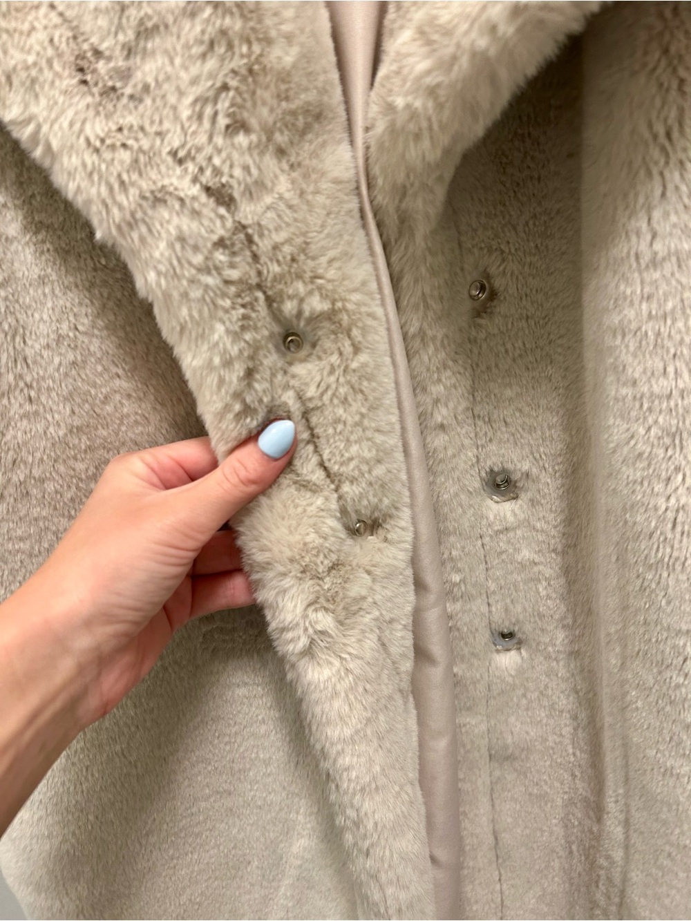 Steve Madden Emery Coat Beige Faux Fur | Long | Size XS - Picture 6 of 9